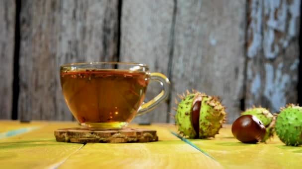Tee Tassen Auf Dem Hintergrund Von Vintage Brettern Kastanienbrauner Tee — Stockvideo
