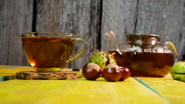 Naturalna Herbata Kasztanowa Tle Zabytkowej Drewnianej Ściany Uzdrawiam Naturę Herbaty — Wideo stockowe