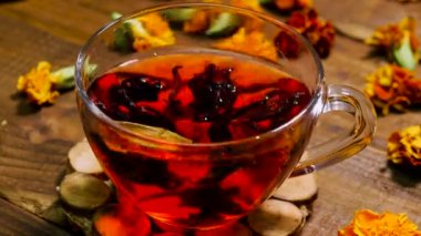 Kadife çiçeklerinden antioksidan kırmızı çay, soğuk algınlığı için çay. Çiçekten doğal tedavi içeceği. Homeopati.