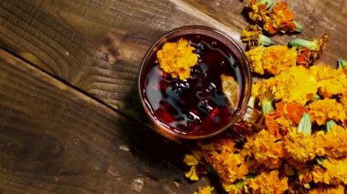 Antioksidan. Kadife çiçeğinden doğal çay. Soğuk algınlığı için çay. Doğal terapi, tıbbi içecek. Ağır çekimde. homeopati