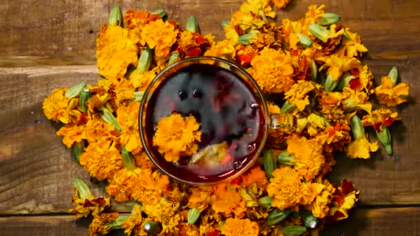 顶部看红茶从万寿菊花 茶为感冒 自然疗法用花喝 顺势疗法 — 图库视频影像
