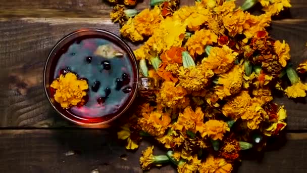 Натуральный Чай Цветов Мэриголд Сверху Чай Простуды Натуротерапия Лечебный Напиток — стоковое видео