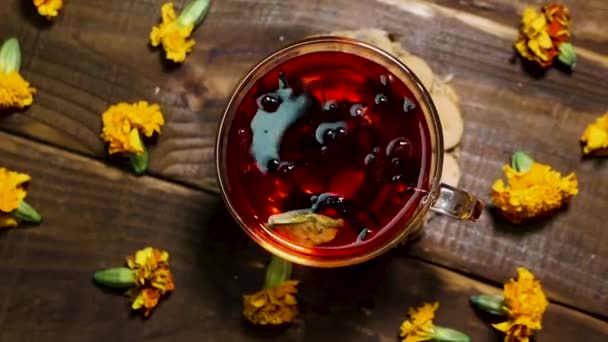 防氧化剂天然红茶从金银花顶上看 茶是感冒的 自然疗法药用饮料 用慢镜头拍摄 — 图库视频影像