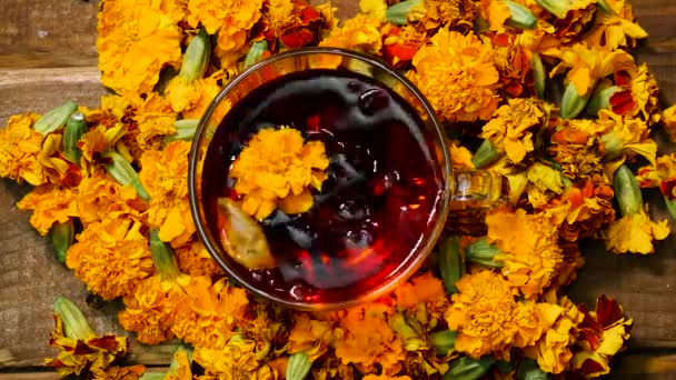 抗氧化剂特写天然茶从金银花顶上看 茶是感冒的 自然疗法药物饮料 顶部视图 — 图库视频影像