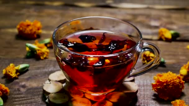 Antioxidáns Vörös Tea Egy Asztalon Természetes Körömvirág Felülnézet Tea Megfázás — Stock videók