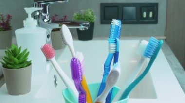 Banyodaki pikapta bir sürü diş fırçası var. Diş bakımı. Diş fırçalarının rotasyonu. Diş temizliği
