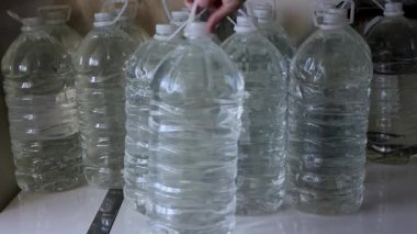 Ukrayna 'daki savaş sırasında dairenin şişelerinde su stokları vardı. Bir kişi bir dairede içmek ya da yemek pişirmek için yağmur suyu depoluyor ya da depoluyor. Savaş sırasında içilen suyla dolu bir sürü plastik şişe..