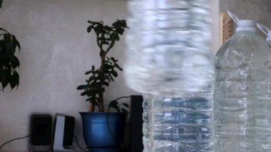 Ukrayna 'da içmek için su stokları. Genç bir adam yemek yapmak için su tedarik eder. İçme suyu eksikliği