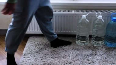 Barınakta su içen bir adam var. Su kaynağı. Savaş sırasında su sıkıntısı çekiyordu. Bir adam dairede su depoluyor..