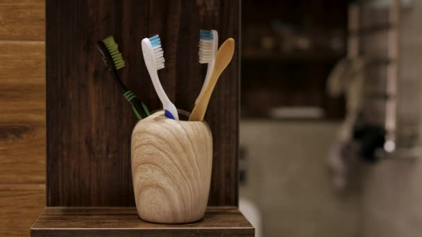 Nehmen Sie Eine Zahnbürste Badezimmer Ein Mann Nimmt Eine Zahnbürste — Stockvideo