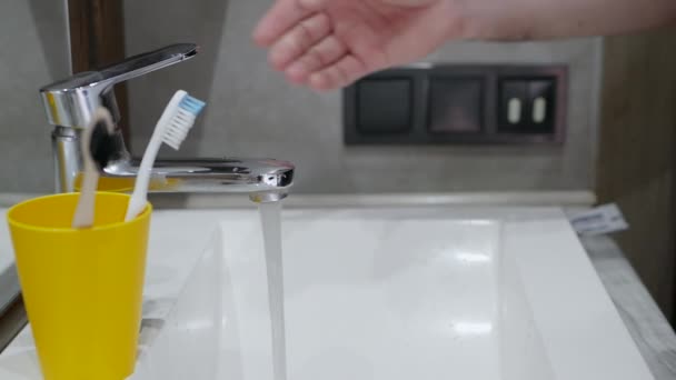 Pegue Uma Escova Dentes Aperte Pasta Dentes Uma Escova Dentes — Vídeo de Stock
