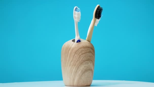 Set Toothbrushes Spinning Turntable Blue Background Toothbrush Ceramic Case Studio — Stock Video