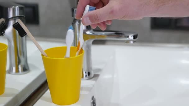 人类的手从浴室的公文包里拿起一把牙刷 牙科保健 刷你的牙 口腔卫生 — 图库视频影像