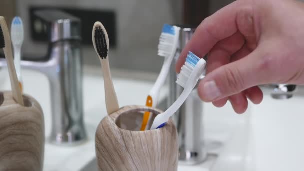 Mão Humana Toma Uma Escova Dentes Mão Uma Caixa Cerâmica — Vídeo de Stock