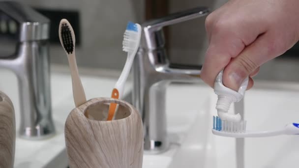 Espremer Pasta Dentes Uma Escova Dentes Banheiro — Vídeo de Stock