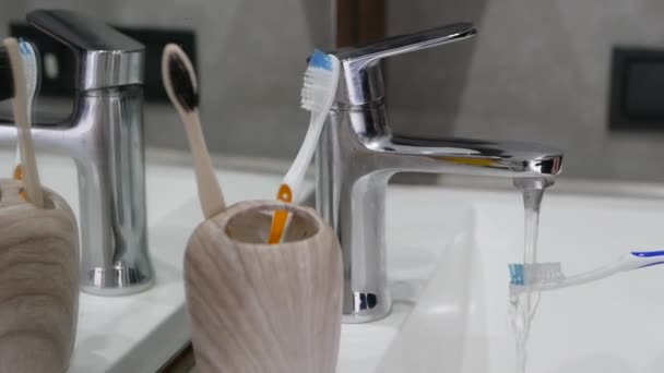 Помой Зубную Щётку Раковине Положи Зубную Щётку Шкаф Ванной — стоковое видео
