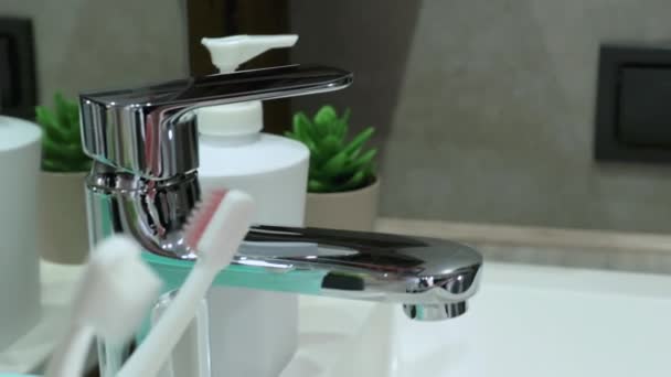 Mão Homem Pega Numa Escova Dentes Uma Caixa Casa Banho — Vídeo de Stock
