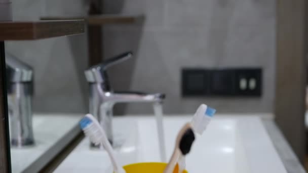 手拿着牙刷 浴室里的一套牙刷在一个箱子里 牙科保健 — 图库视频影像