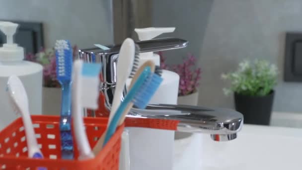 Close Camera Dia Mannelijke Hand Pakt Een Tandenborstel Van Een — Stockvideo