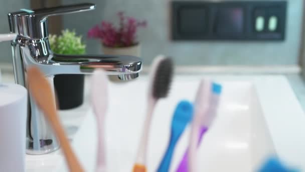 浴室里篮子里的许多牙刷 五颜六色的牙刷 牙齿护理的相机幻灯片 — 图库视频影像