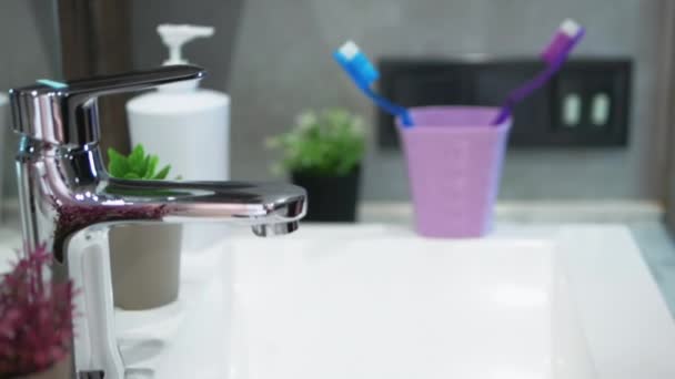 Kamera Dia Zeitlupe Die Hand Eines Mannes Hebt Eine Plastikzahnbürste — Stockvideo