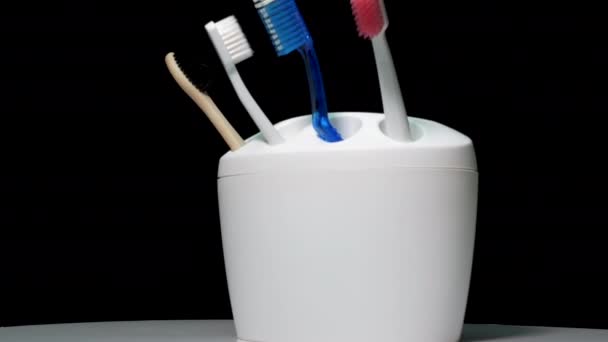 Zestaw Wielobarwnych Szczoteczek Zębów Białej Walizce Czarnym Tle Koncepcja Opieki — Wideo stockowe