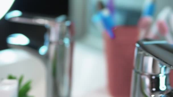 慢动作人的手从浴室的箱子里捡起一个木制的生态牙刷 口腔卫生 在浴室刷牙 牙科保健 在模糊的背景下把牙刷放在篮子里 — 图库视频影像