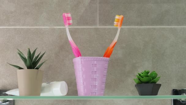 停止在浴室的情况下移动牙刷动画 健康牙齿的概念 — 图库视频影像