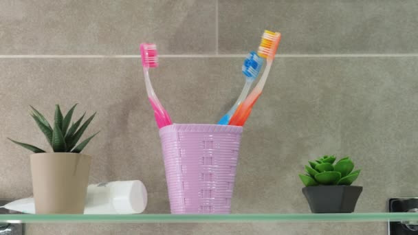 歯ブラシを手に取って白い歯の概念男はバスルームで歯を磨く — ストック動画