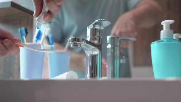 Mouvement Lent Homme Presse Dentifrice Sur Une Brosse Dents Bleue — Video