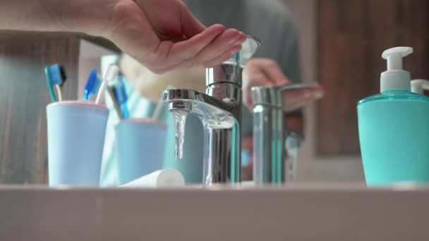 Movimento Lento Homem Lava Uma Escova Dentes Azul Sob Uma — Vídeo de Stock