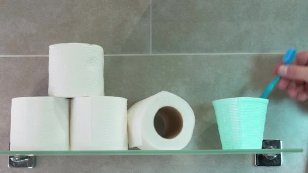 Eline Bir Rulo Tuvalet Kağıdı Tuvaletteki Cam Rafta Tuvalet Kağıdı — Stok video