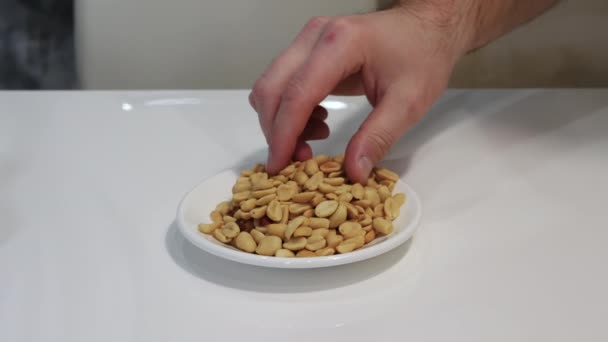 Come Amendoins Salgados Mão Homem Come Legumes Amendoim — Vídeo de Stock
