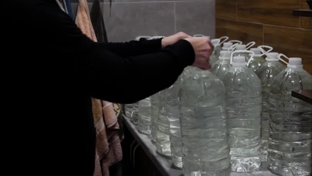 ウクライナでの戦争中の水供給 人はアパートに水を貯めたり貯めたりします 戦争中は飲料水でいっぱいのペットボトルがたくさんあります — ストック動画