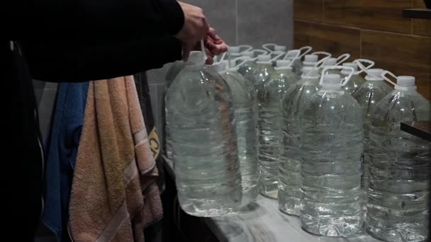 Акції Води Під Час Війни Україні Квартирі Людина Запасається Водою — стокове відео