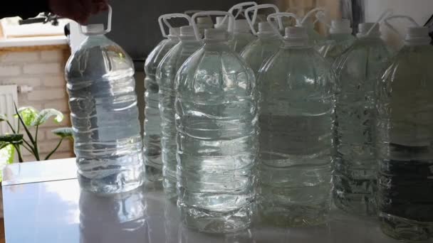 Abastecimiento Agua Apartamento Durante Guerra Ucrania Una Persona Almacena Almacena — Vídeo de stock