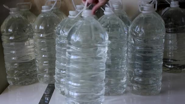 乌克兰战争期间公寓里的瓶装水库存 蓄水池 蓄水池为在公寓里饮用或烹调而储存或储存雨水的人战争期间 许多装了饮用水的塑料瓶 — 图库视频影像
