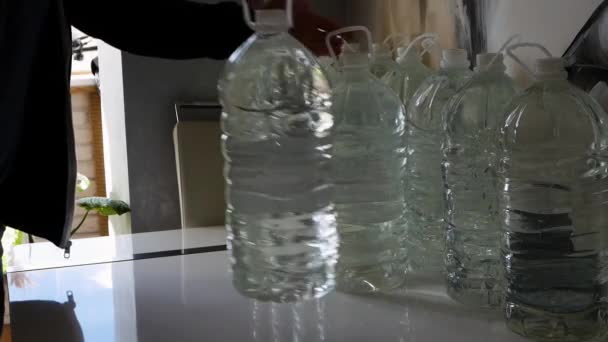 Vattenförsörjning Kriget Ukraina Person Lagrar Eller Lagrar Regnvatten För Att — Stockvideo