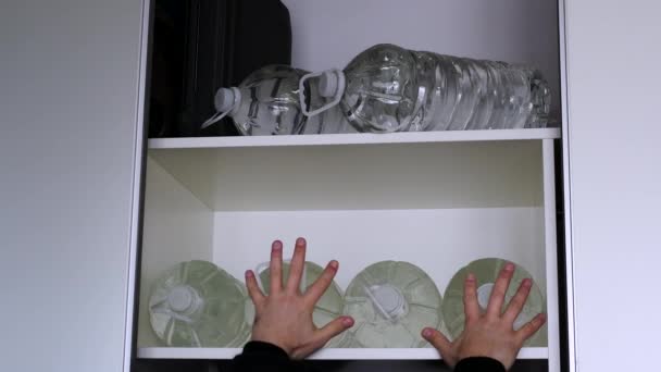 Человек Хранит Воду Литровых Бутылках Человек Хранит Воду Фоне Нехватки — стоковое видео