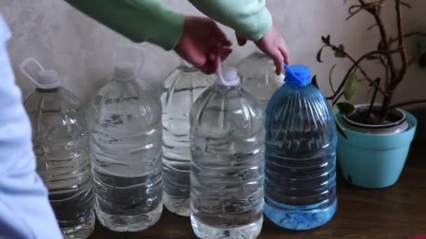 Hombre Almacena Agua Embotellada Apartamento Hombre Ucraniano Almacena Agua Medio — Vídeos de Stock
