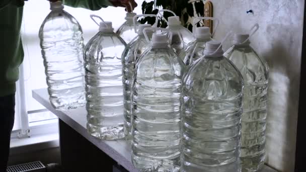 人类创造了饮用水供应 在乌克兰战争期间 志愿者向人民供水 在6升酒瓶中储存饮用水 — 图库视频影像