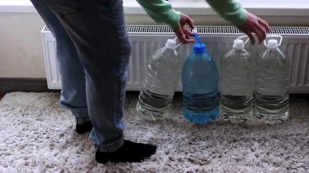Ein Junger Mann Der Unter Anfeindungen Gelitten Hat Stellt Trinkwasser — Stockvideo
