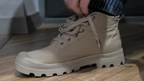 Acercamiento Joven Pone Zapatos Pierna Zapatos Grises Hombre Con Cordones — Vídeos de Stock