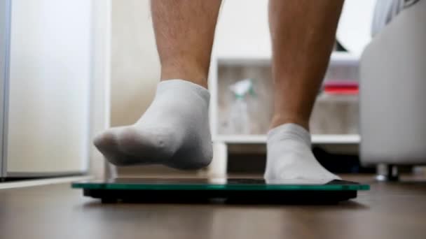 脂肪のない健康な体の概念 体重を測るために床の上に立つ者 — ストック動画