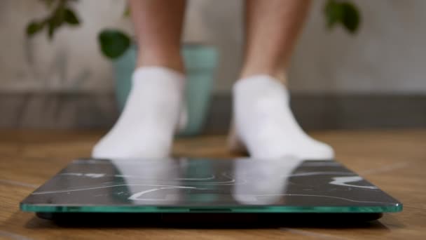 Мужчина Стоит Весах Концепция Похудения Мужские Ноги Белых Носках Стоят — стоковое видео