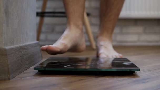 Голые Ноги Человека Стоят Весах Пола Человек Взвешивается Весах Концепция — стоковое видео