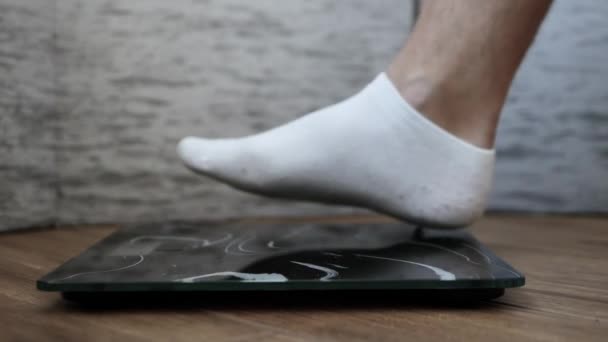 Männerfüße Weißen Socken Stehen Auf Der Bodenwaage Eine Person Wird — Stockvideo