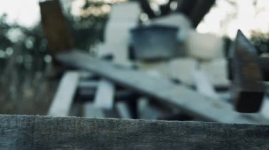 Ahşap bir tahtaya paslı bir çekiç koymak. Tamirci çalışma masasına bir çekiç koyar..