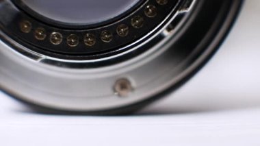 Mikro devre bağlantıları olan bir kamera için süngü yakın plan. Mercek bağlanmasının makro görüntüsü