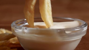  Çıplak ayaklı erkeklerin ayakları zemin terazilerinde durur. Bir insan kişisel ağırlığını kontrol etmek için tartılır. Vücut ağırlığı konsepti. Zayıflama diyet kontrolü